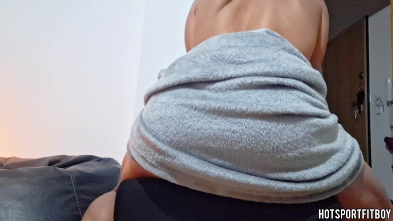 Hotsportfitboy: Hotsportfitboy masturbe sa grosse bite sur une chaise - éjaculation et gémissements