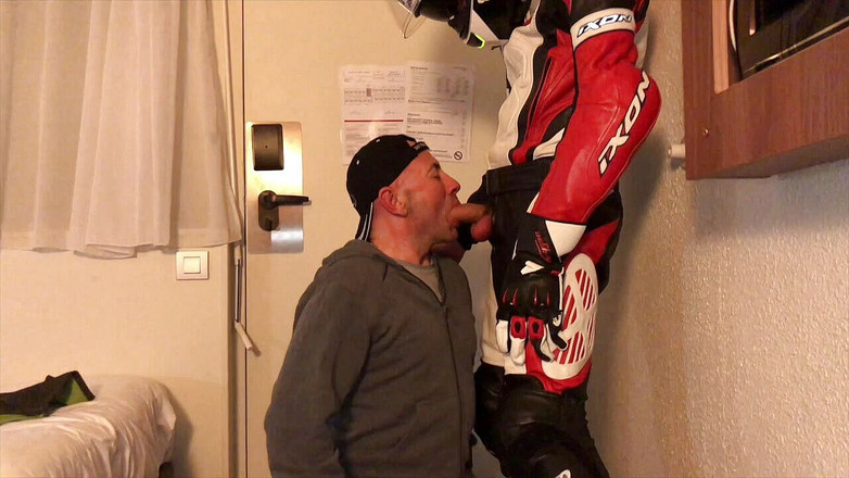 HUMLIATION AND SPANKING PORN: ホテルでフェチ衣装バイカーと屈辱