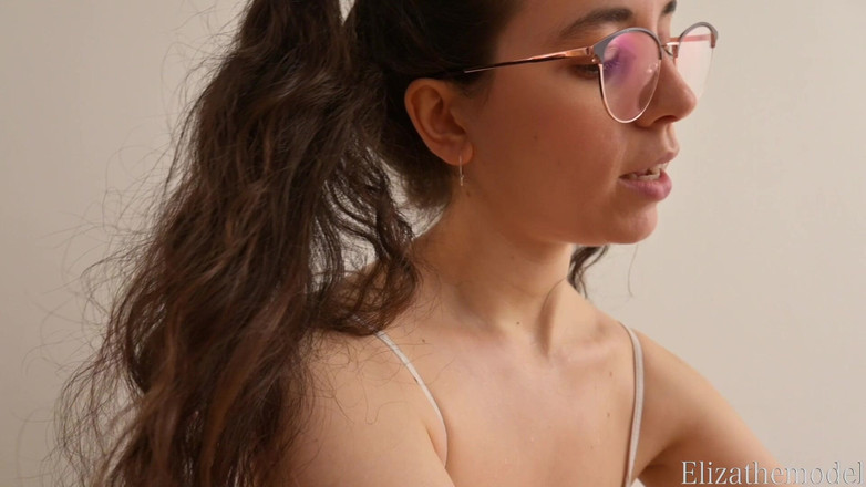 ElizaTheModel: Pendandan rambut tanpa bra basah