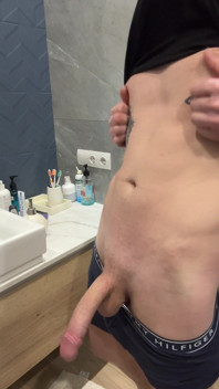 Sperma mengalir dengan cepat di tangan yang panas.