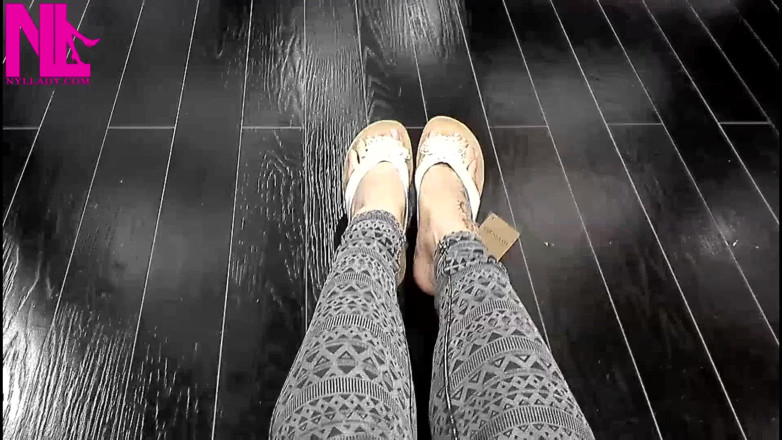 Nyllady: Shoeplay och dangling i söta vita flip flops i en...