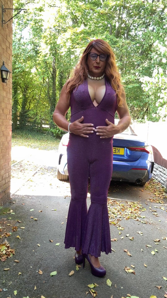 Kellycd2022: 穿着紫色紧身连衣裤和高跟鞋的性感 Crossdresser Kellycd2022