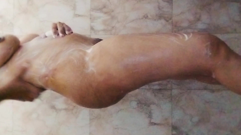 Riyathakur: Desi処女女の子洗浄彼女の滑りとオナニー