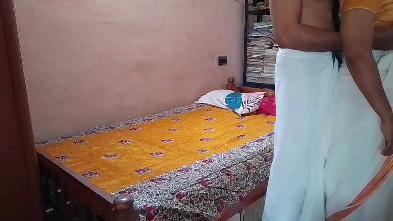 LEGSCOUPLE12: Gadis desa India dientot habis-habisan di rumah temannya