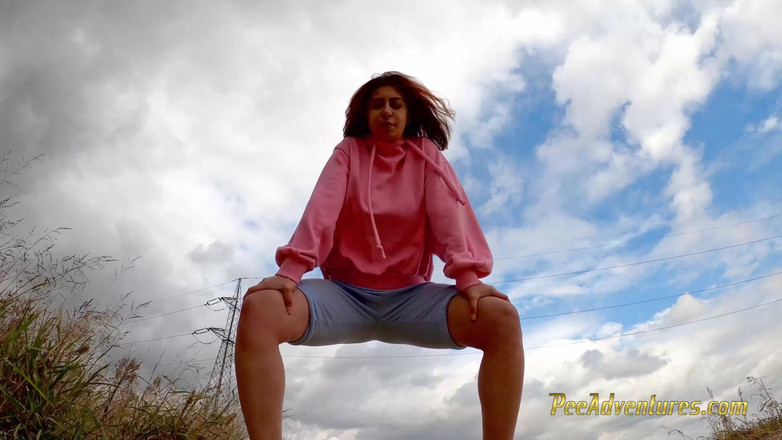 Pee Adventures: Біг на свіжому повітрі і сеча з широко розкритими ногами на відкритому повітрі