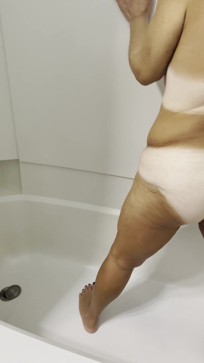 Sweet Marie: Desnudarse y orinar en la bañera