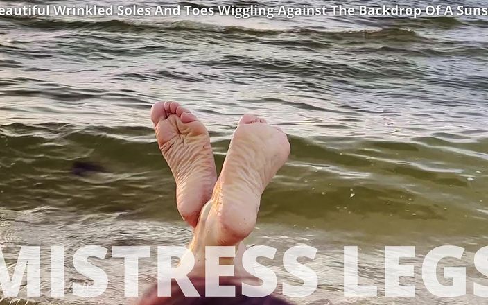 Mistress Legs: Güzel buruşuk tabanlar ve ayak parmakları deniz plajında gün batımının...