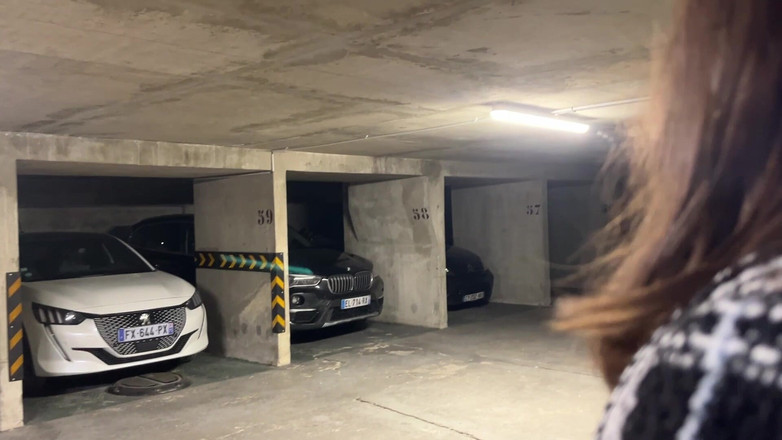 Lety Howl: 나는 그가 나를 격렬하게 따먹을 수 있도록 공공 주차장에 내 팬 앙투안 따라