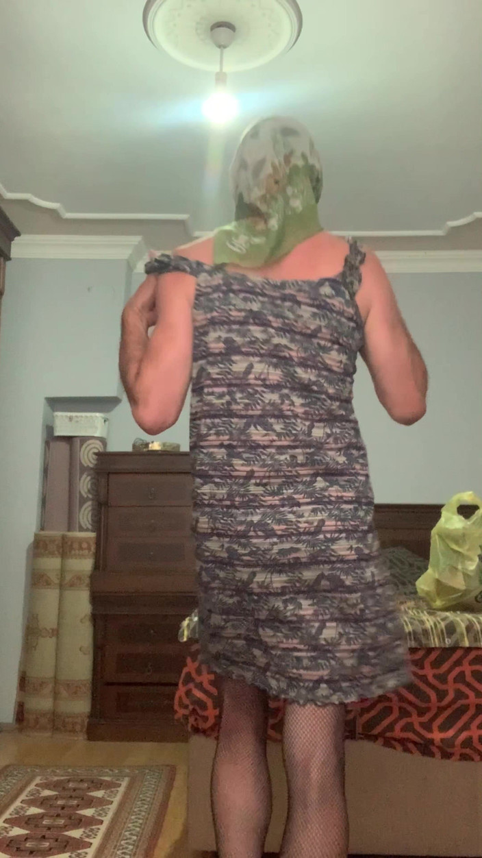 cd_aysemmm: मेरी हिजाबी बड़ी गांड वाली सौतेली मम्मी कपड़े उतार रही है