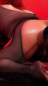 Fodendo minha bunda em estilo cachorrinho com uma máquina de foder e 9 em vibrador gordo