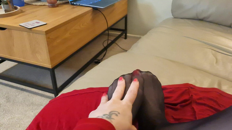 Lily kink: Uctívejte moje nylonové prsty nebo moji nylonovou kundičku