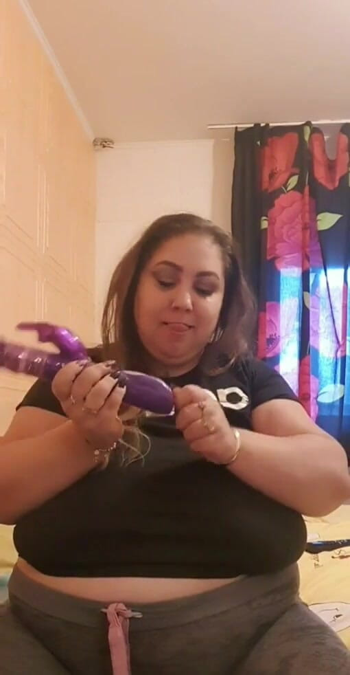 LoraBbw: Секс-игрушки распаковываю!! полная версия будет в ДМ, если вы втянуты в шаловливый оказывается