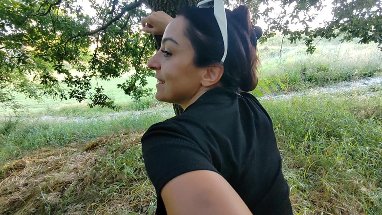 Ferrero anal experience: Hermosa chica se pierde en el bosque con un extraño