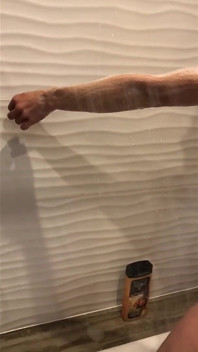 Una dea nuda nella doccia