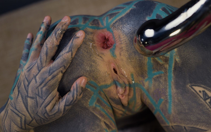 Z-Filmz: Anuskatzz dostaje dildo ze stali nierdzewnej, aby wepchnąć jej tyłek