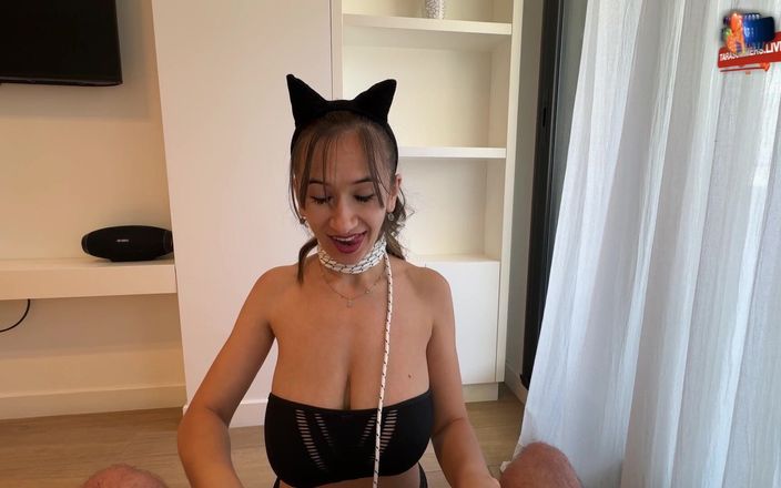Kitty Kriss: 性感的kitty喜欢吮吸她主人的鸡巴并品尝他的奶昔