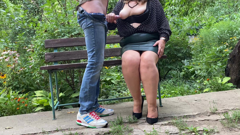 OurFetishLife: Hete mama melkte sperma op haar kleren