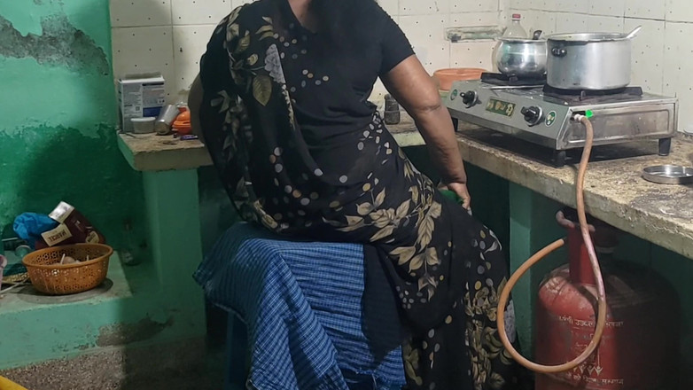 Sky moon: Ibu tiriku lagi masak di dapur dan aku sama dia