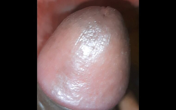 Lubina45: 一个男人在自己的卧室里通过自我刺激来满足他的欲望。