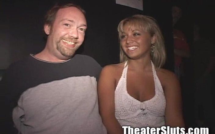 Theater Sluts: Sahte memeli sürtük bebek grup seks porno tiyatrosu yüze boşalma...