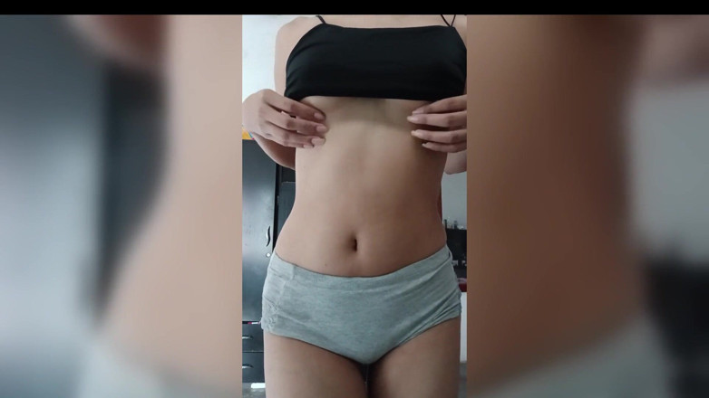 HomemadeTeenhot18: Нежная тинка 18+ в мини-юбке с идеальными сиськами. Это записывается в душе и отправляется вашему учителю