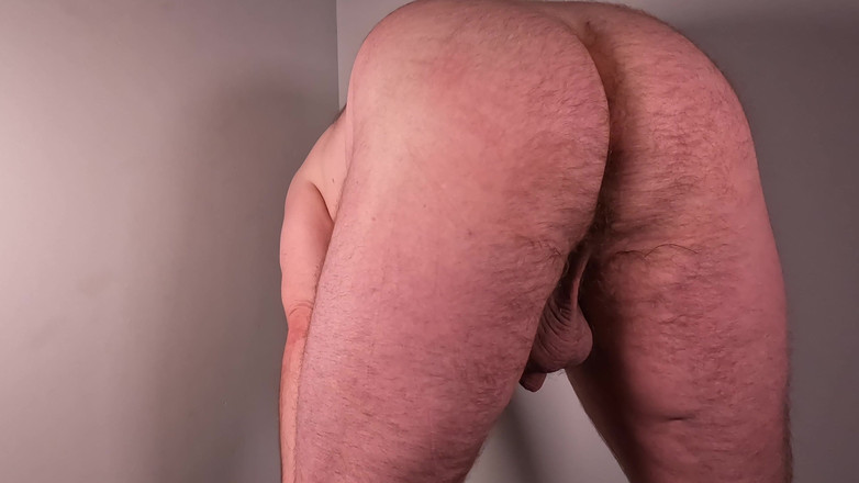 The Perfect Cock: Ведмідь вранці розтягується ззаду, щоб оголити великі яйця, член і дупу