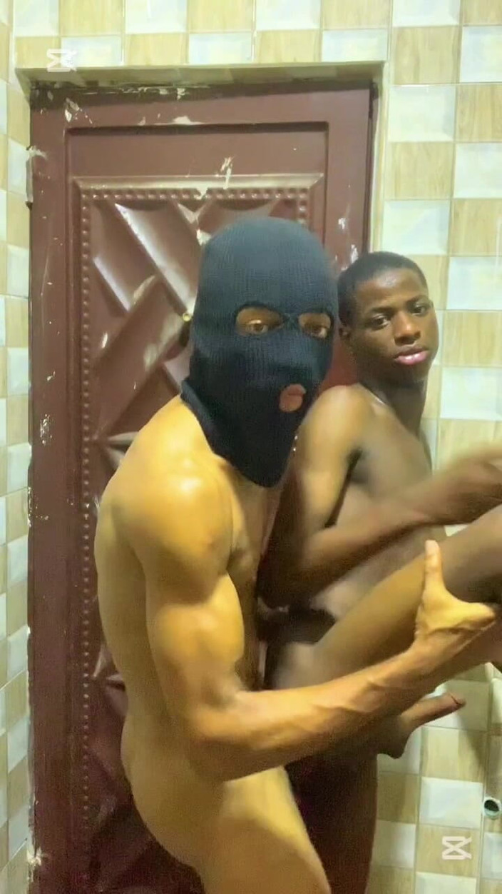 Big_brown: Divertimento inaspettato, scopato in cucina da un amico etero