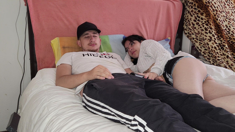 Jopy sex: His Niece Gets Into His Bed to Eat His Cock...