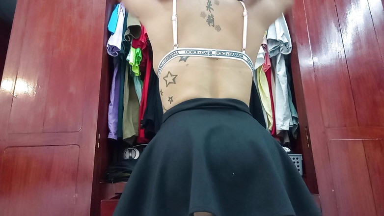 irina69star: デカ尻メイドがゆっくり裸になる!