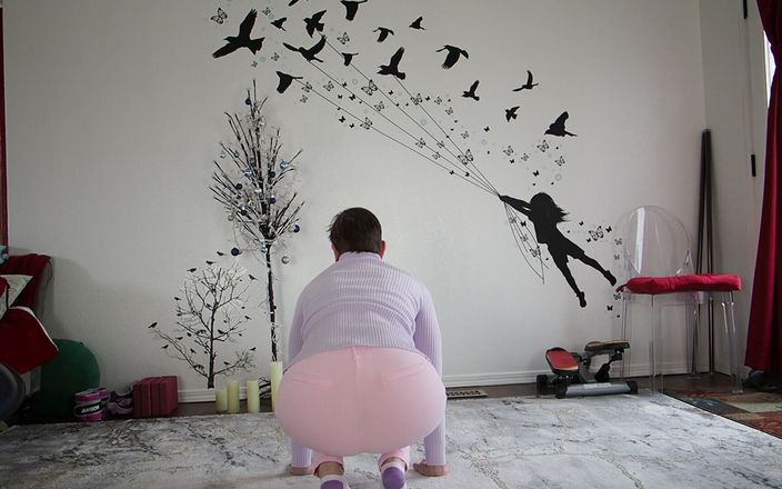 Aurora Willows: Godin Aurora Willows bukt voorover en cameltoe in een roze...