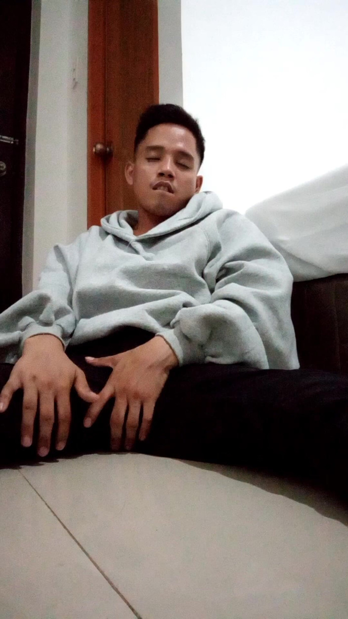 Rent A Gay Productions: Super Sexy Asia Top Masturbiert Seinen Großen Schwanz Für Dich