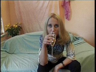 German Teen Hookers: Melanie từ Hamburg khoe cái lồn dễ thương của cô ấy