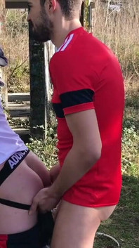 Yougn badboy wird im freien von Koldo Goran gefickt