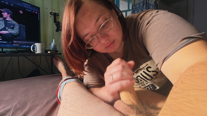 SchoolPrincess: Close up 4K Amateur Girlfriend Blowjob Curvy Brunette with Glasses Sucks...