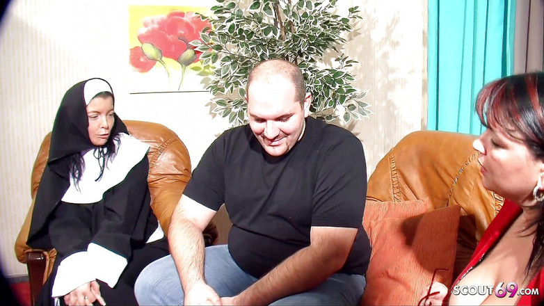 Full porn collection: Niemiecka zakonnica zostaje namówiona przez parę do seksu i nadal...