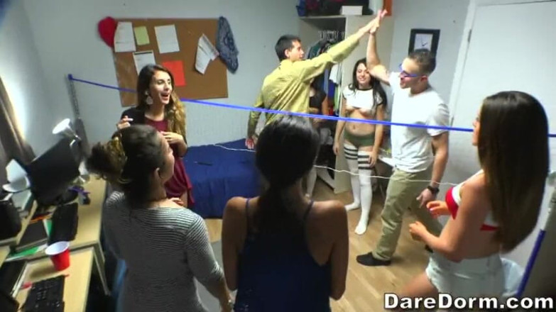 Reality Kings: Reality Kings - Latinoameričanka Stacey Levine &amp; Megan Hrají trojku v krátkých...