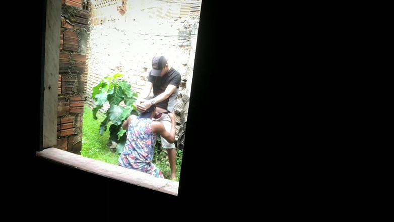 MiguellTrajano: 배달원이 콘돔 없이 성관계를 하기 위해 버려진 부지에 올라갔다