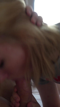 Emma suce la bite de son copain