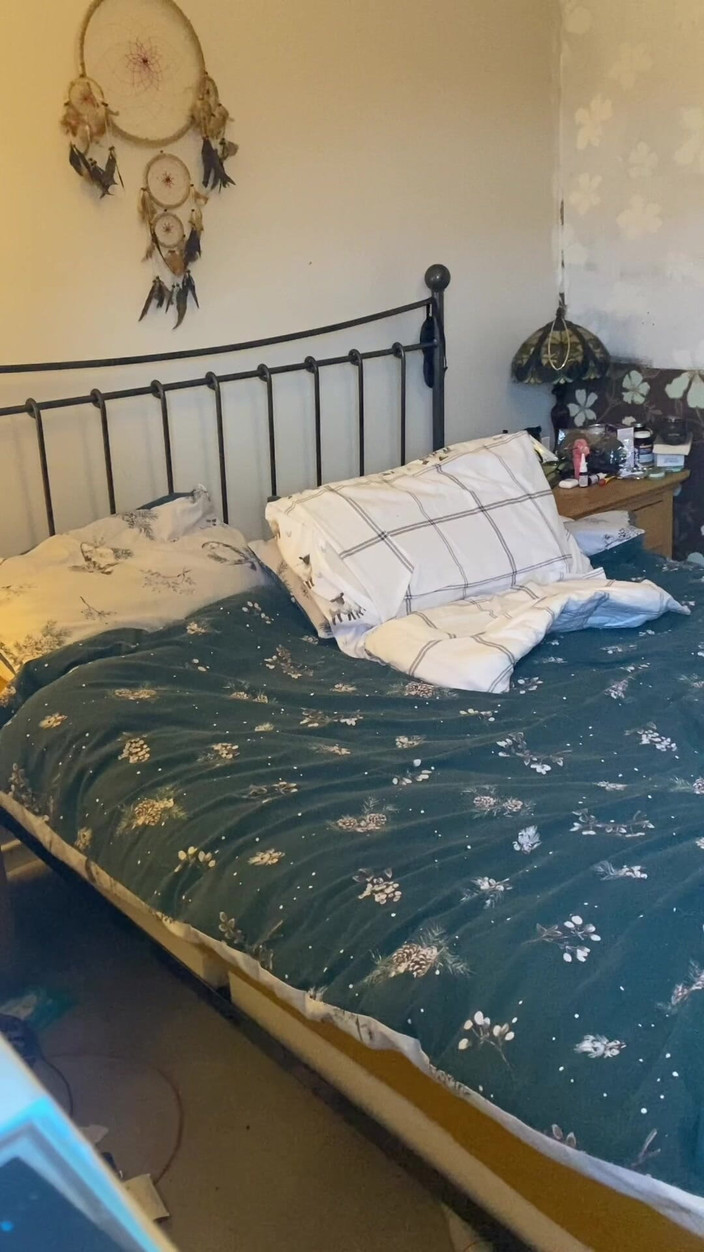 Frequentmasturbation: Une Jeune Stagiaire Regarde Un Peep Show À La Fenêtre