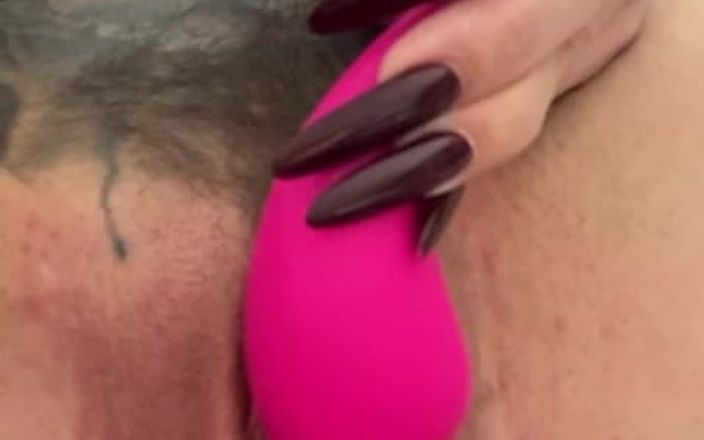 Nastasia_ink: Schau zu, wie ich den sklaven masturbiere. Heiße MILF, gepiercte...