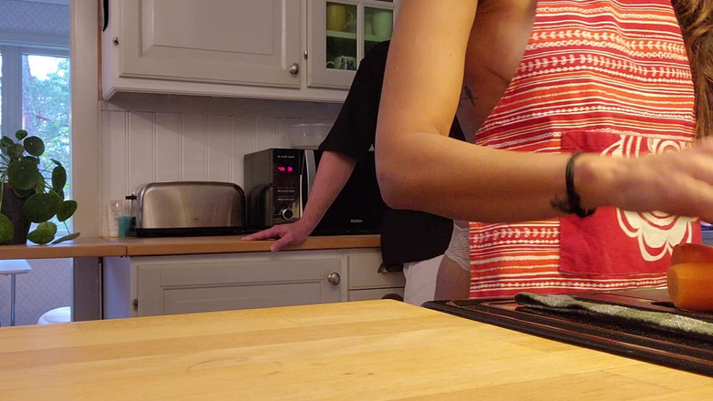 LoveAndRopes: MILF panas dikongkek dari belakang di dapur suaminya tidak tahu...