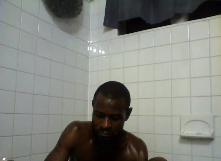 Maculine_Satyr: Perličková koupel se svalnatým chlápkem