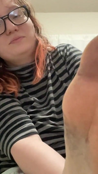 Instrucciones de paja: adora mis pies mientras examino tu polla