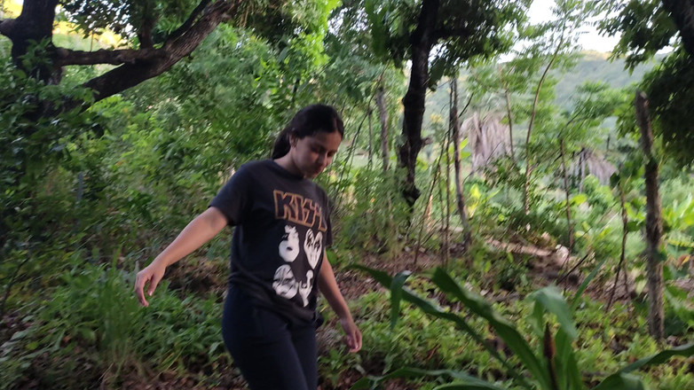 SugarPose: Latina Zeigt Ihre Titten Und Ihren Arsch Im Freien