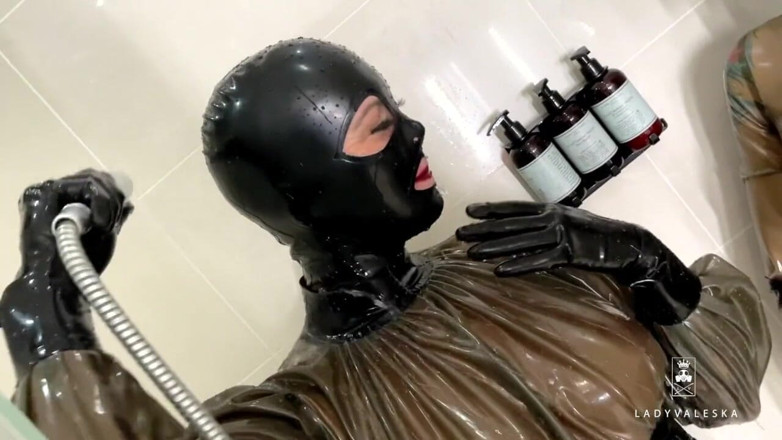 Lady Valeska: Latex shower time.