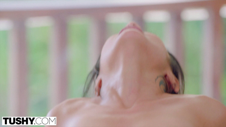 Tushy: Tushy - huấn luyện viên cá nhân thích chơi hậu môn...