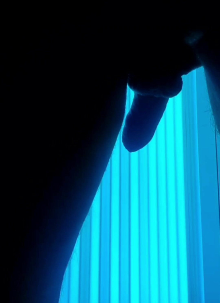 MaleModel: Nagość salonu opalania