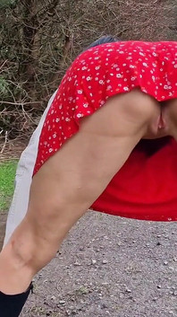 Draußen nackt mit muschi Nahaufnahme und pinkeln