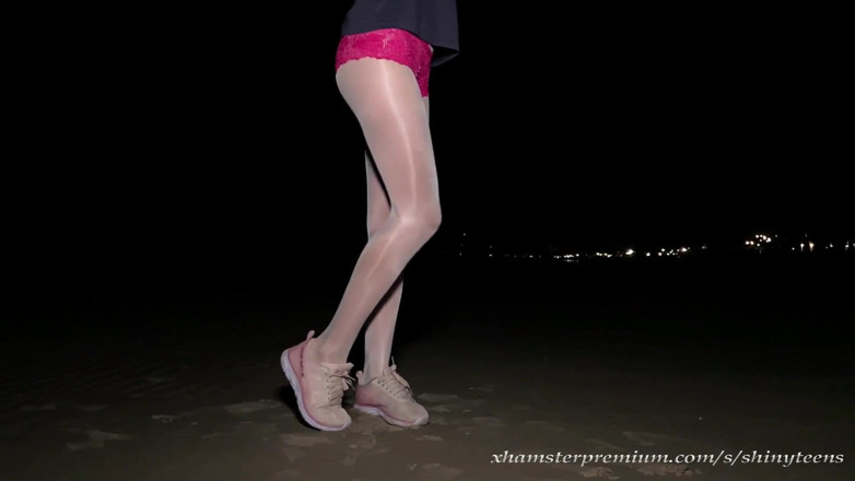 Shiny teens: Anna de meia-calça branca e brilhante na praia noturna