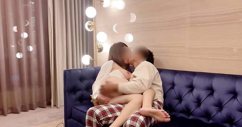 sexymomoko: Горячая любовь на диване